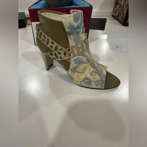 Just The Right Shoe Zapata 2002.